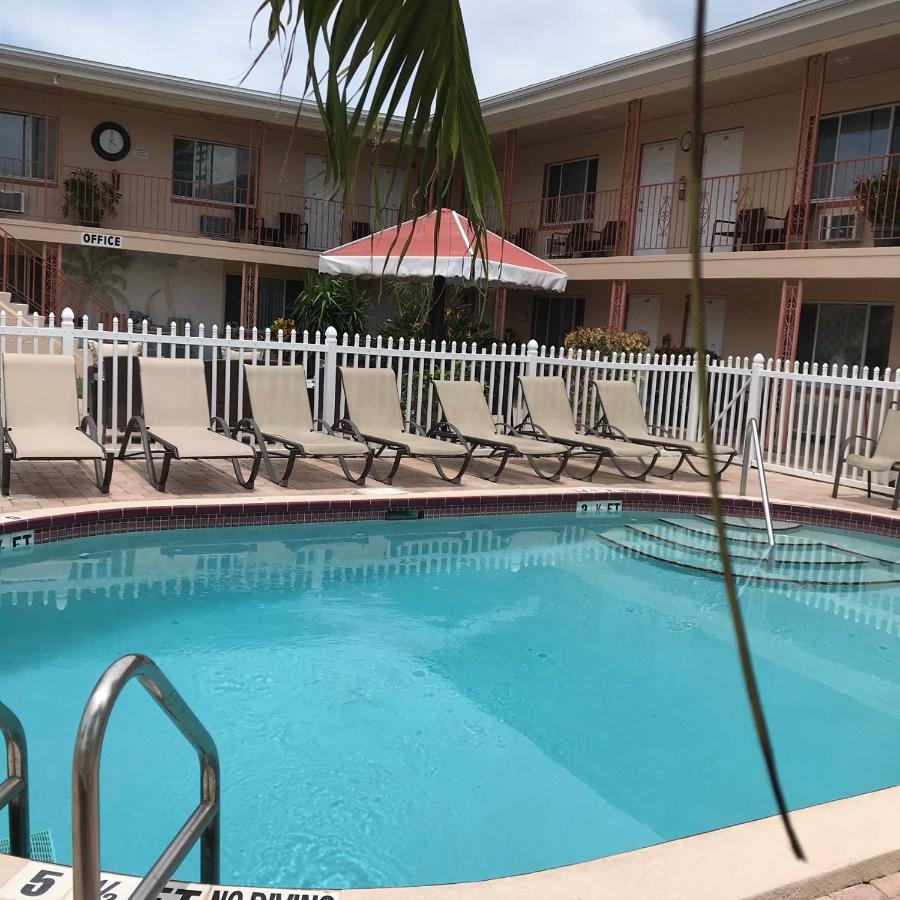 סיינט פיט ביץ' Carlton House Motel And Suites מראה חיצוני תמונה