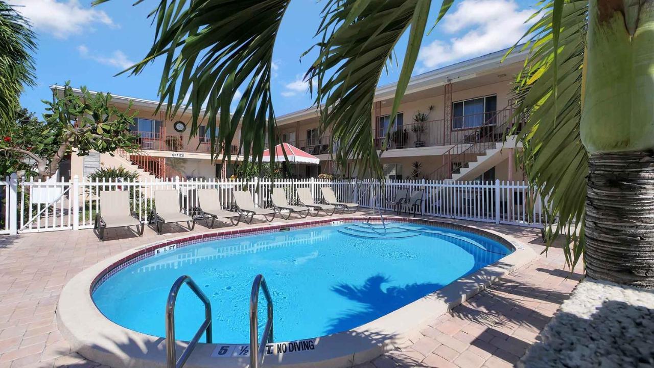 סיינט פיט ביץ' Carlton House Motel And Suites מראה חיצוני תמונה