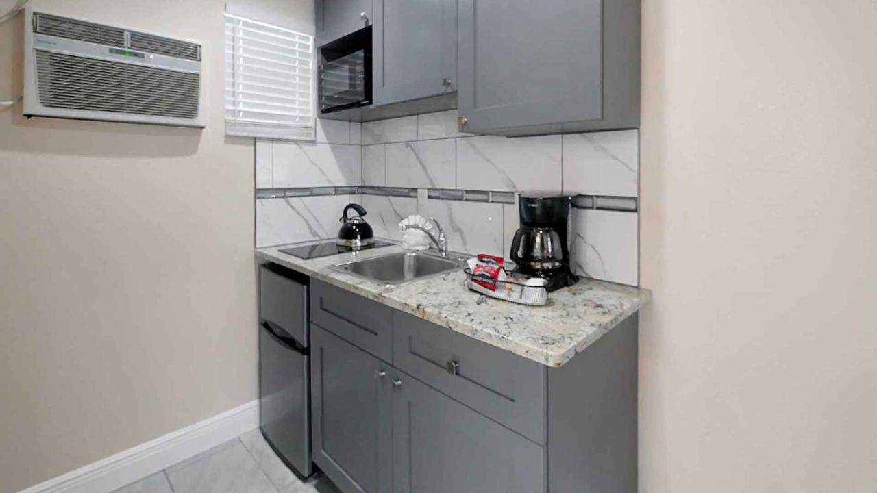 סיינט פיט ביץ' Carlton House Motel And Suites מראה חיצוני תמונה