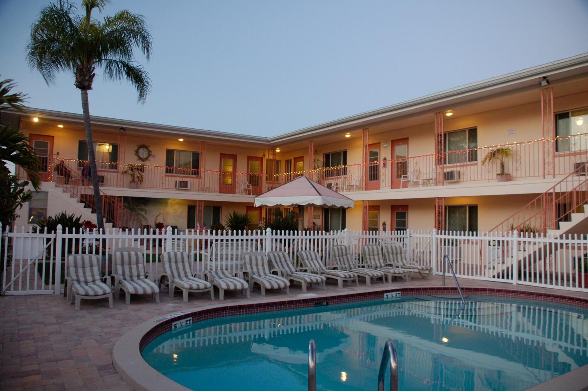 סיינט פיט ביץ' Carlton House Motel And Suites מראה חיצוני תמונה