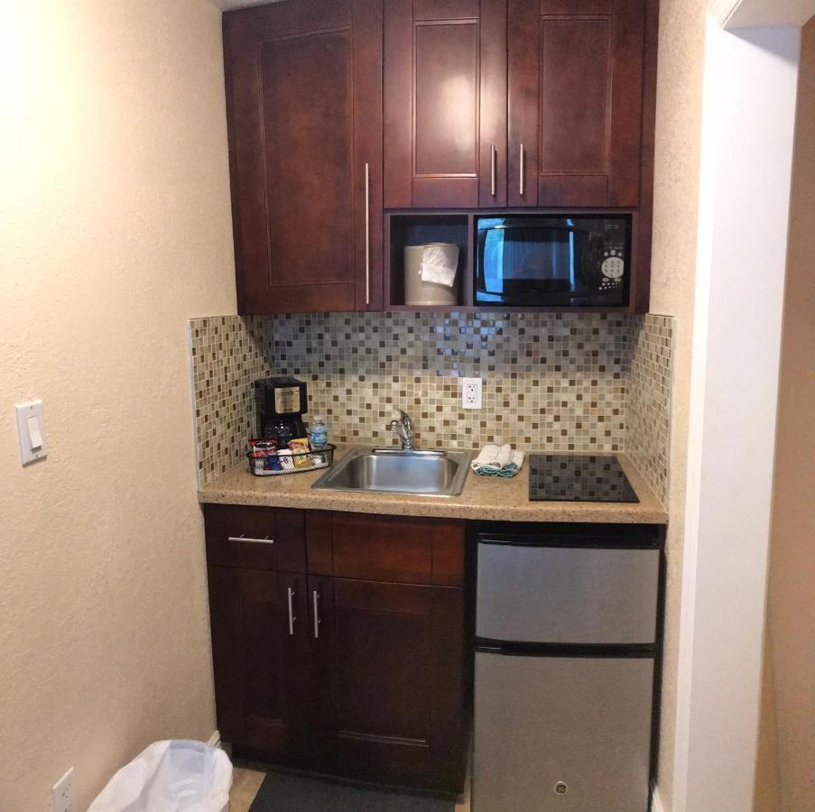 סיינט פיט ביץ' Carlton House Motel And Suites מראה חיצוני תמונה